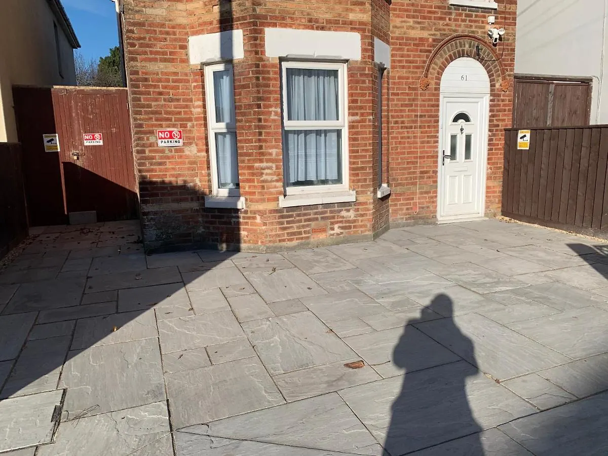 Fantastic Villa Bournemouth - Spa, Parking, Garden 0*,  United Kingdom