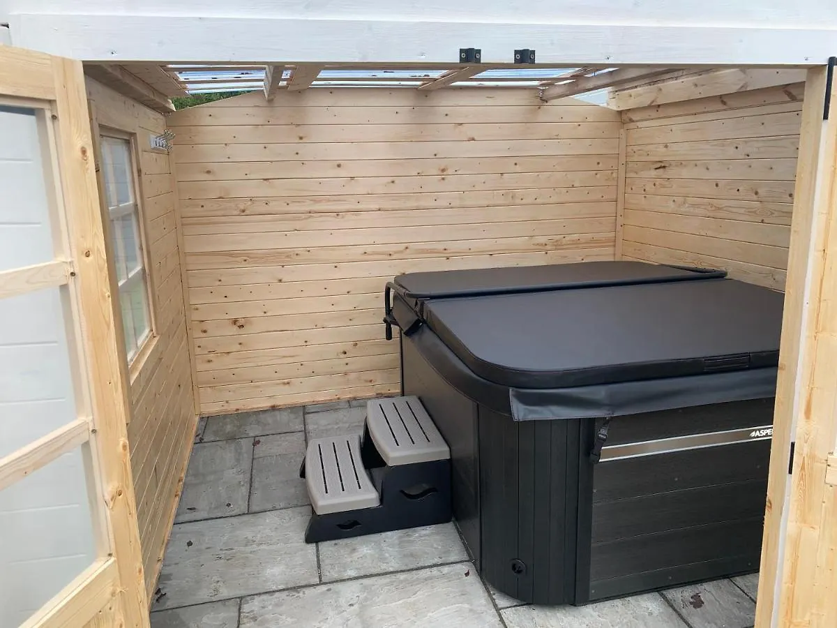 Fantastic Villa Bournemouth - Spa, Parking, Garden 0*,  United Kingdom